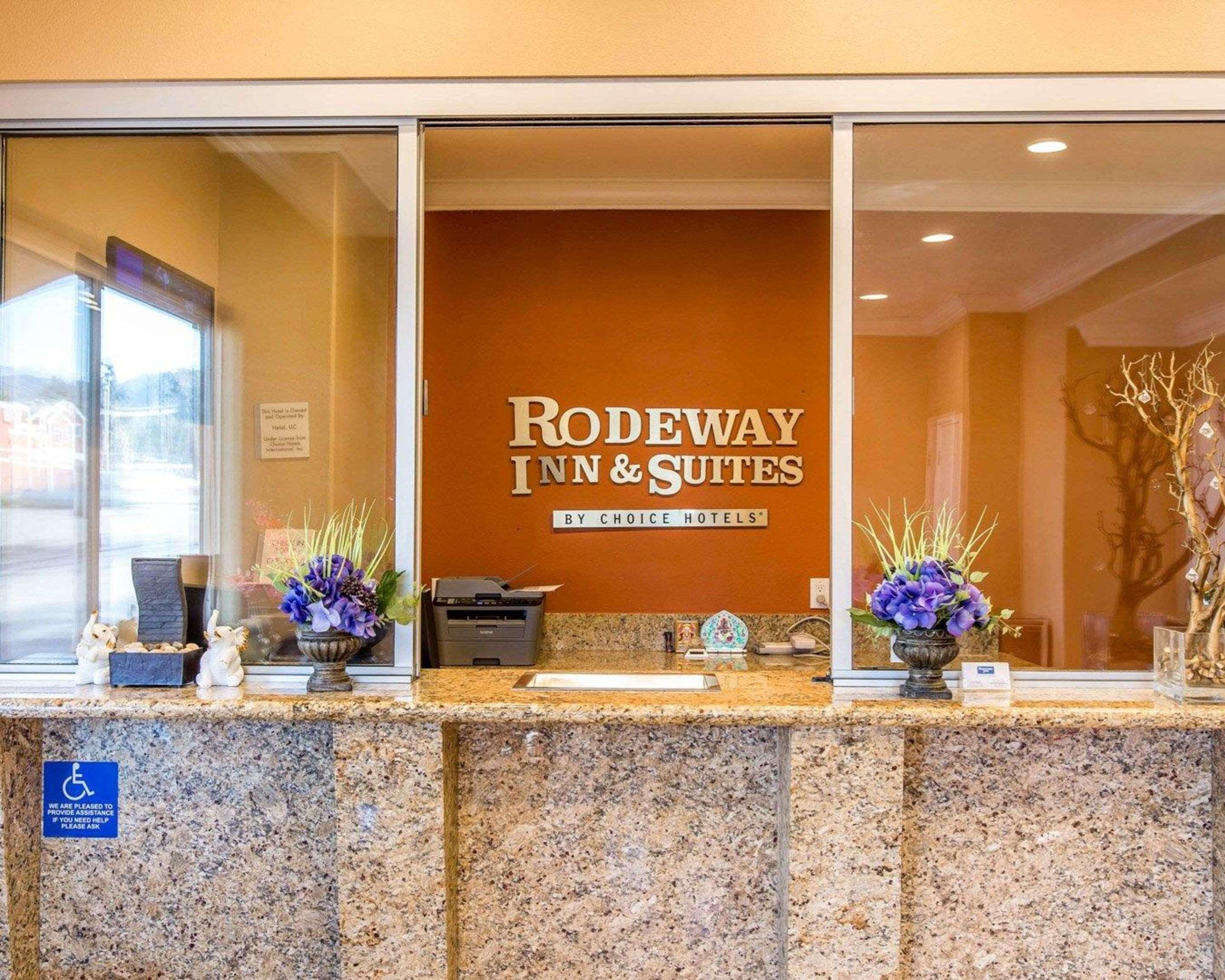 Rodeway Inn & Suites Корона Екстер'єр фото